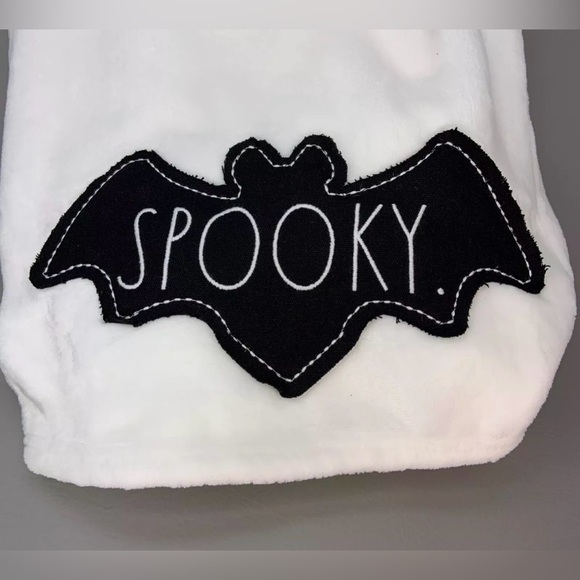 NWT RAE DUNN HALLOWEEN/SPOOKY PATCH SOFT PLUSH 50x70 THROW BLANKET WHITE W/BAT - Picture 3 of 3